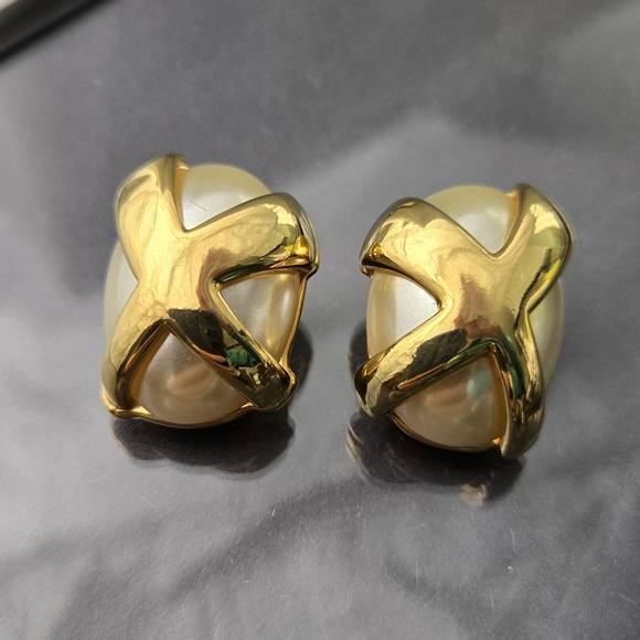 Kenneth Jay Lane KJL Elegant Gold Tone Faux Pearl Clip On Earrings - Picture 5 of 6